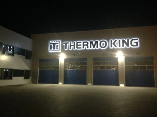front budynku serwisu Apex w Gdańsku późnym wieczorem na budynku świeci wielki napis Thermo King