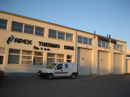 oddział Apex Thermo King w Bydgoszczy, pod budynkiem z wielkim logo firmy stoi samochód firmowy obrandowany logiem firmowym.